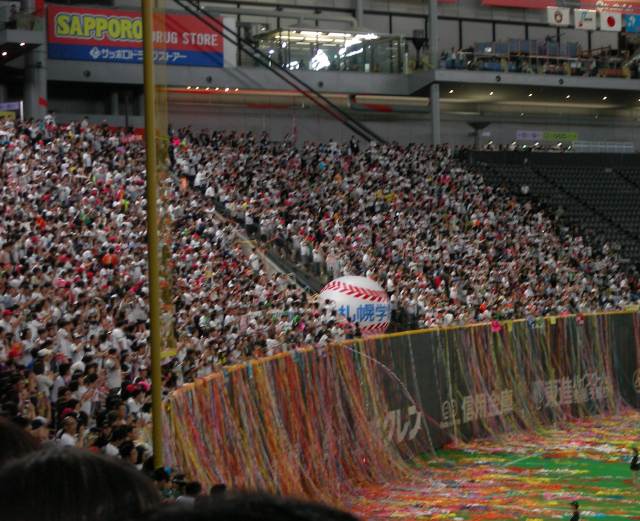 無数の紙テープが垂れ下がるレフトスタンド